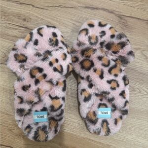 Toms Fuzzy Leopard Print Slippers